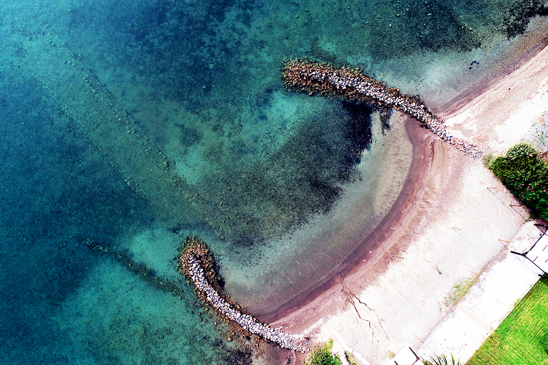 Εναέρια όψη βυθισμένης κατασκευής, πιθανότατα αρχαίου δρόμου που κατέληγε στην παραλία στο Τσιφλίκι Κρήτη Κρήτη: Υποβρύχια έρευνα στον αρχαίο Ολούντα
