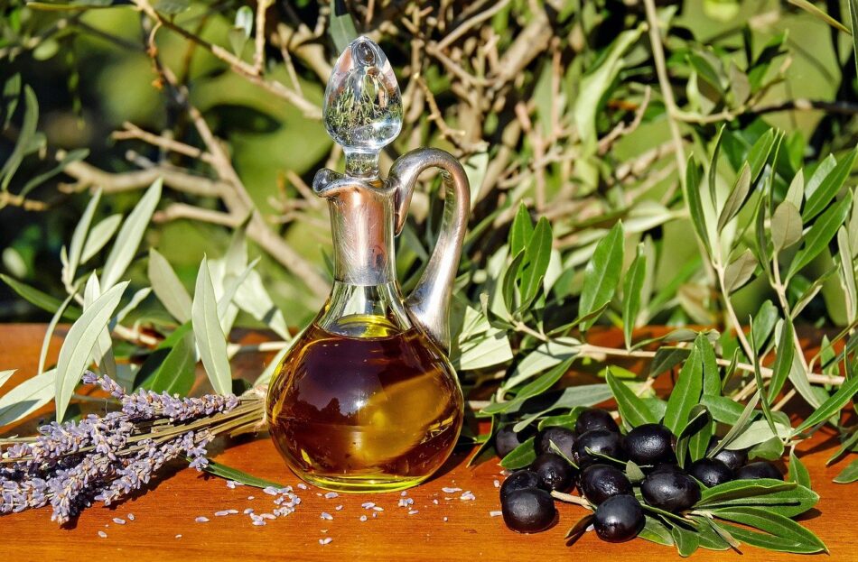 Ελαιόλαδο  Γ. Οικονόμου: Στηρίζουμε την αλυσίδα αξίας του ελαιόλαδου olive oil 1596417 1280 950x623