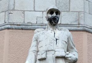 Ο Δήμος Λεβαδέων καταδικάζει βανδαλισμό στο μνημείο του Aγνώστου Στρατιώτη  Ο Δήμος Λεβαδέων καταδικάζει βανδαλισμό στο μνημείο του Aγνώστου Στρατιώτη                                                                                                         A                                  300x206