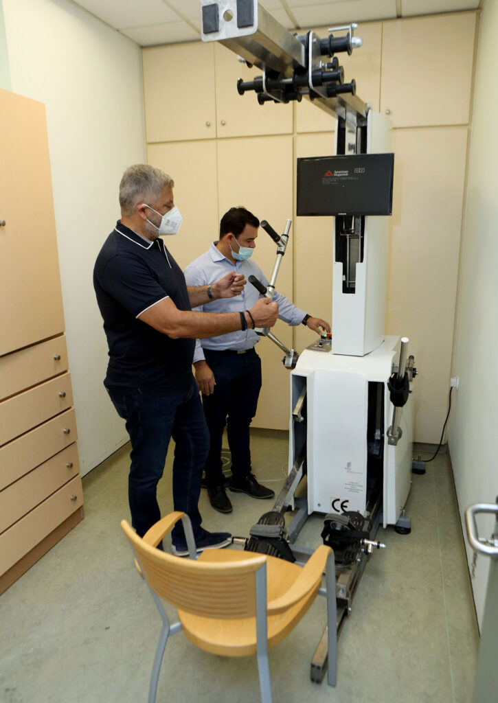 Η Περιφέρεια Αττικής δώρισε μηχάνημα κινησιοθεραπείας στο Γηροκομείο Πειραιώς photo girokomeio 2 725x1024