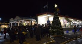 Φωταγωγήθηκε το Χριστουγεννιάτικο δέντρο στην Κεντρική Αγορά Καλαμάτας                                                                                                                                       275x150