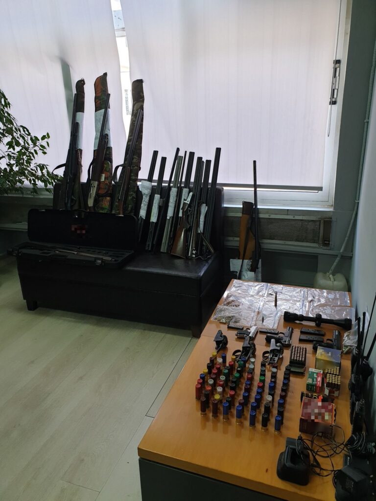 Ιωάννινα: Εντοπίστηκε παράνομο εργαστήριο επισκευής όπλων και γόμωσης-αναγόμωσης φυσιγγίων 22122021op004 768x1024