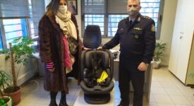Λάρισα: Η Τροχαία δώρισε παιδικό κάθισμα αυτοκινήτου στο πρώτο παιδί που γεννήθηκε το 2022 27012022ttlarisas001 275x150