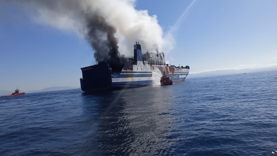 Ενημέρωση για την πυρκαγιά στο οχηματαγωγό πλοίο ανοιχτά της Κέρκυρας EUROFERRY OLYMPIA 950x535