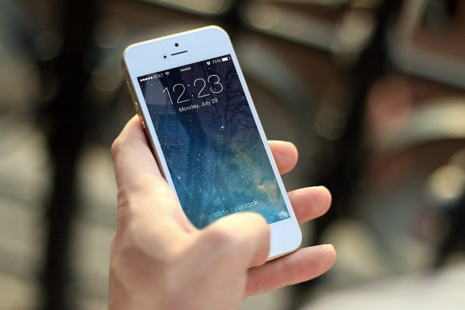 Πάνω από 3 εκ. πολίτες αξιοποιούν την άυλη συνταγογράφηση smartphone 950x633