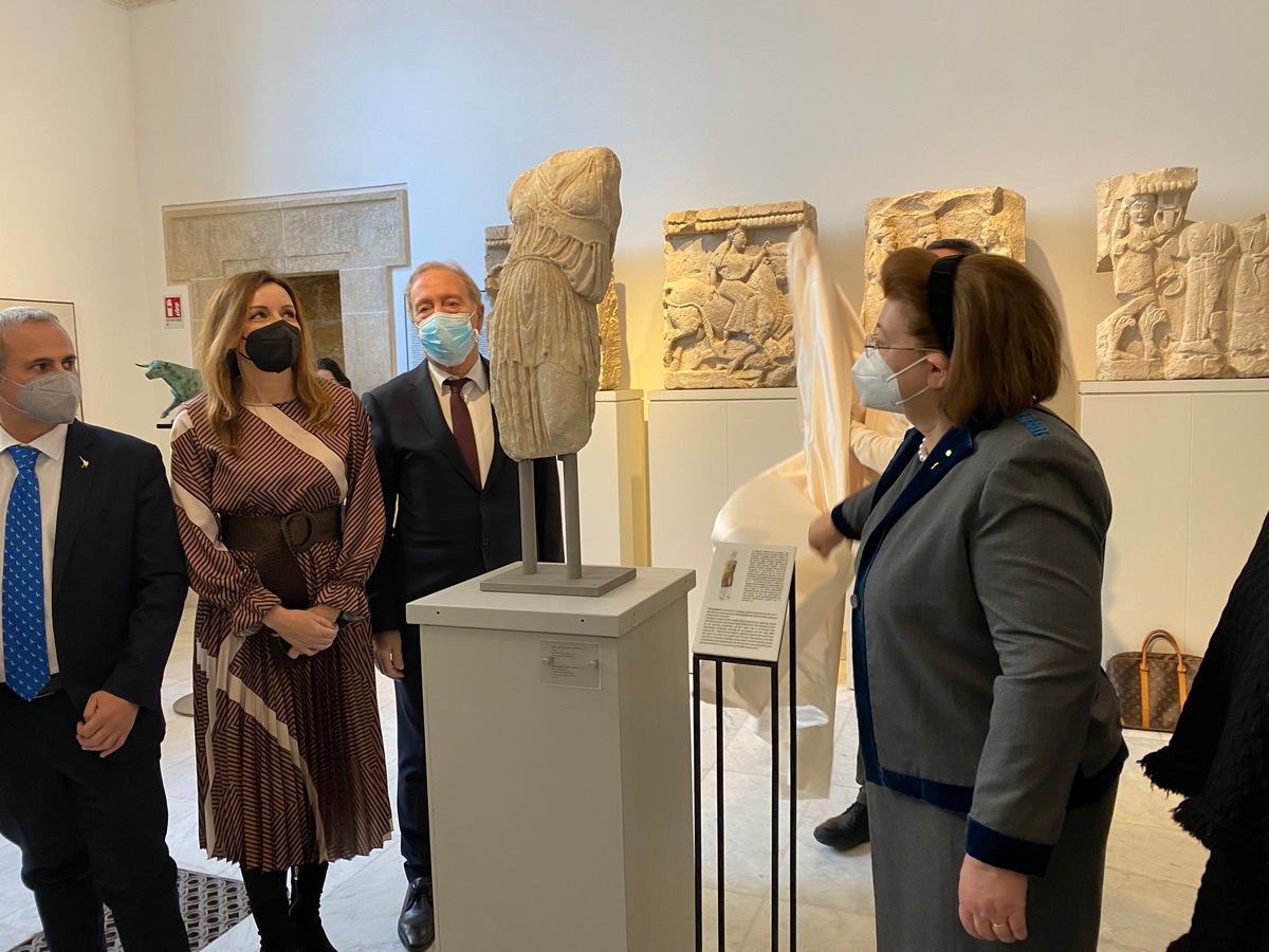 Παράδοση αγάλματος της Αθηνάς από το Μουσείο της Ακρόπολης στο Μουσείο Antonino Salinas