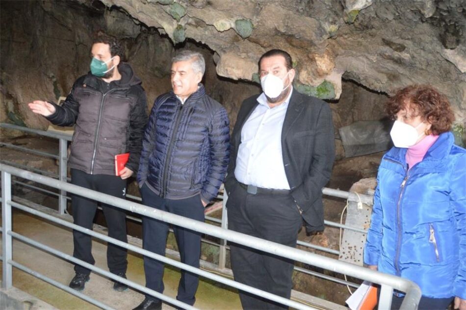 Τρίκαλα: Η Περιφέρεια Θεσσαλίας στερεώνει βράχο στο σπήλαιο της Θεόπετρας                                                                                                                          950x631