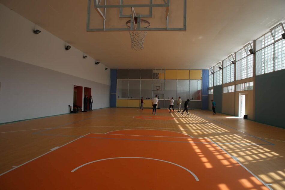 Πειραιάς: Ανακαινίστηκε το γυμναστήριο του σχολικού συγκροτήματος Τζαβέλλα                                                                                                    950x633
