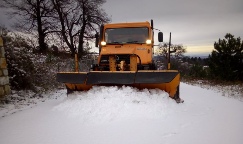 Ο Δήμος Κατερίνης καθαρίζει από χιόνια το οδικό δίκτυο ευθύνης του