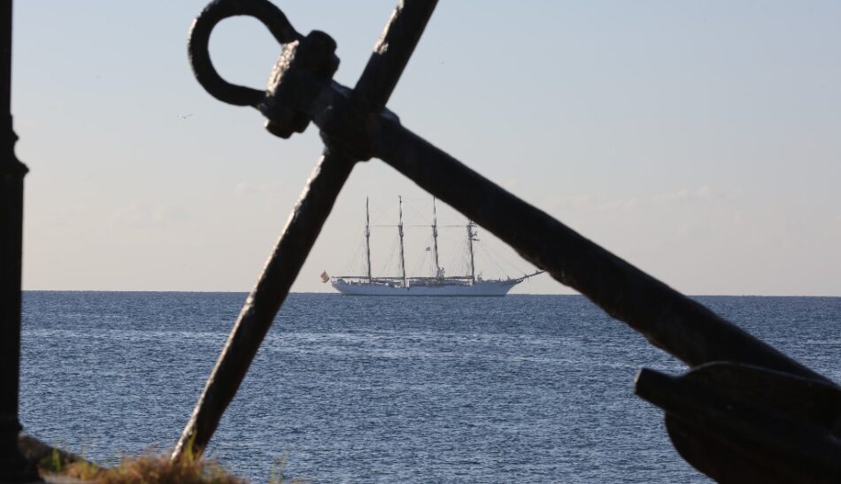 Ισπανικό ιστιοφόρο στο λιμάνι του Πειραιά JUAN SEBASTIAN DE ELCANO 950x547