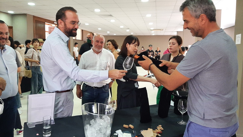 Επαγγελματίες οίνου και δημοσιογράφοι από Ιαπωνία και Κορέα στη Δυτική Ελλάδα