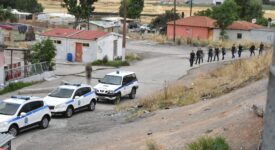 12 συλλήψεις μετά από έφοδο της Αστυνομίας σε καταυλισμούς στην Κορινθία 11062022stereaepixeirisi001 scaled e1713788481318 275x150
