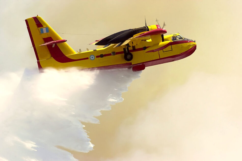 Πυρκαγιά σε δασική έκταση στη Νέα Μάκρη Canadair CL 215 950x633