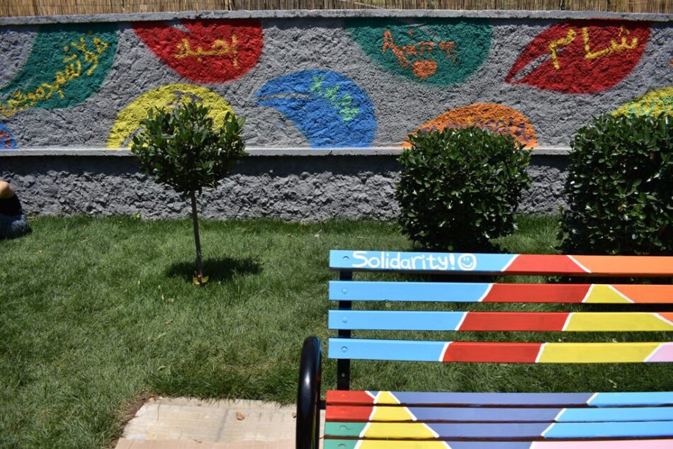 Τρίκαλα: Ο τοίχος της Αλληλεγγύης έγινε πολύχρωμος TOIXOS10 950x634