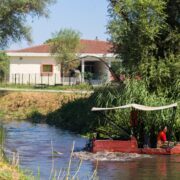 Τρίκαλα: Με ειδική βάρκα ο καθαρισμός της κοίτης των ποταμών                                                                                                180x180