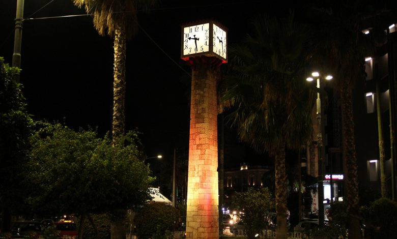 Πειραιάς: Συμβολικός φωτισμός του πέτρινου ρολογιού στο Πασαλιμάνι