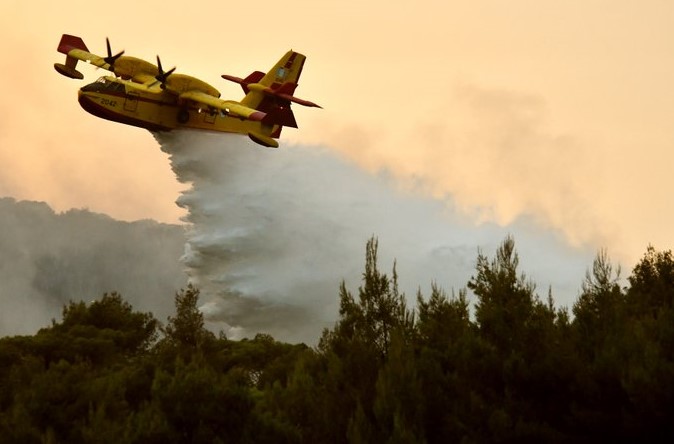 Πυρκαγιά στο Πόρτο Γερμενό-Μήνυμα του 112 για εκκένωση του Μύτικα προς Ψάθα Pyrkagia canadair
