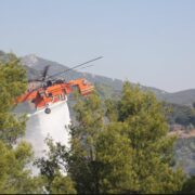 Ταυτόχρονα 3 πυρκαγιές στη Σαλαμίνα pyrosvestiko elikoptero 4 180x180