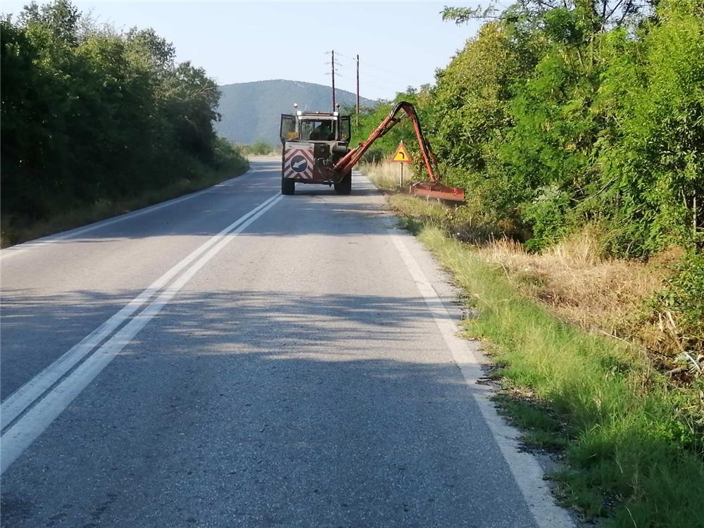 Η Περιφέρεια Θεσσαλίας καθάρισε από χόρτα το οδικό δίκτυο της Λάρισας