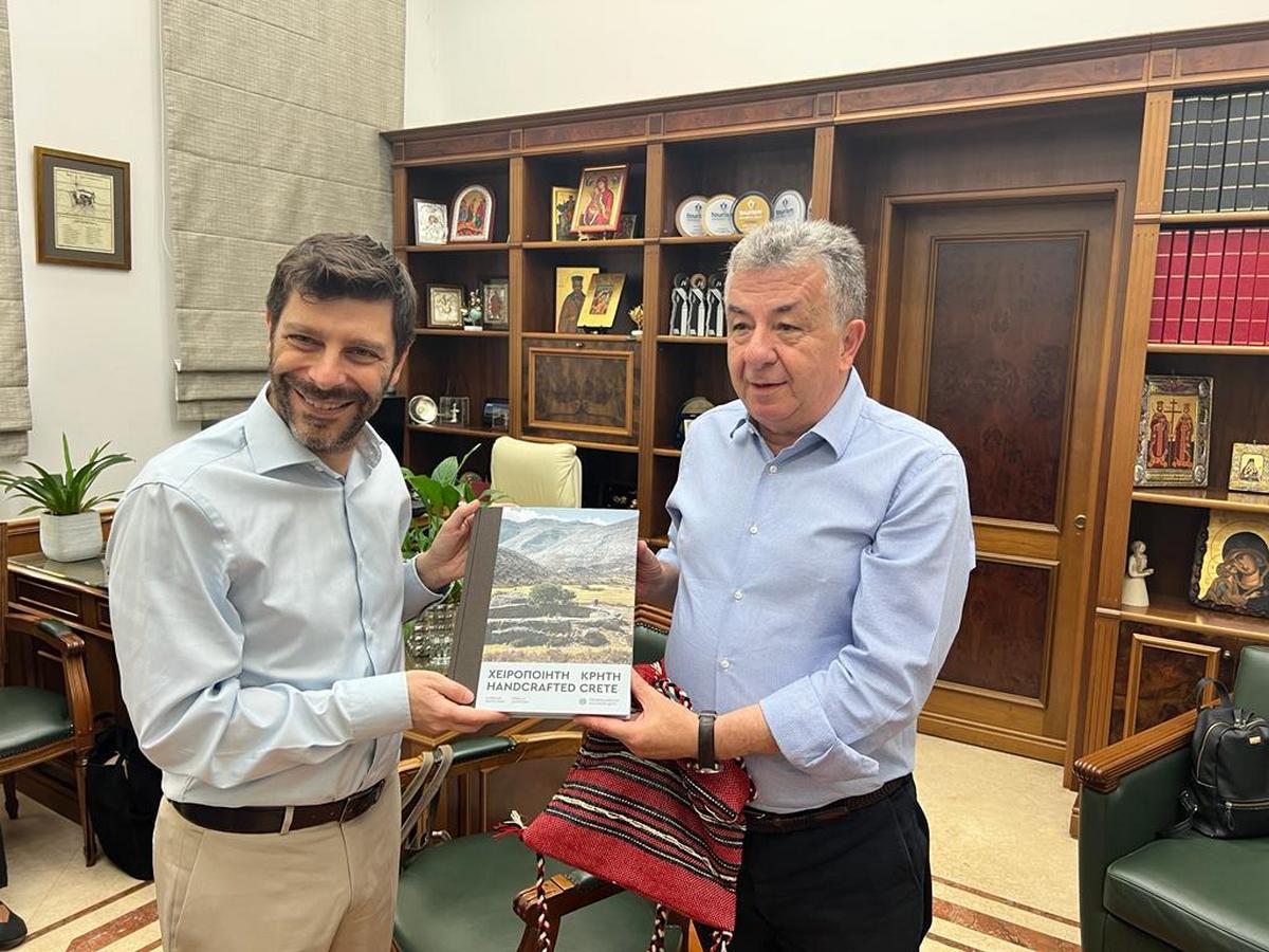 Η χειροτεχνία στο επίκεντρο της επίσκεψης του Νικόλα Γιατρομανωλάκη στην Κρήτη