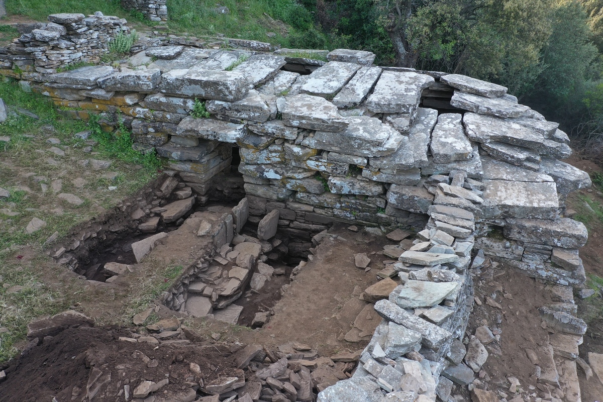 Εύβοια: Αρχαιολογική έρευνα στα αινιγματικά «σπίτια των δράκων»                                                                                                 2