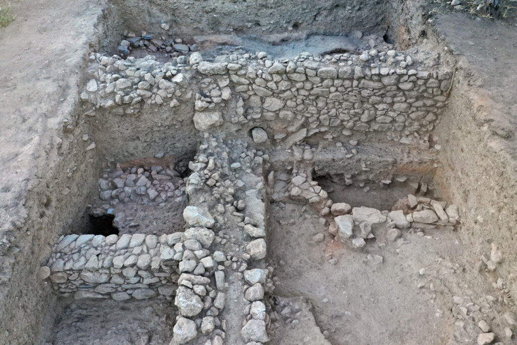 Δείτε ευρήματα από την ανασκαφή στο ιερό της Αμαρυσίας  Αρτέμιδος στην Αμάρυνθο Ευβοίας                                                                                                                                                                                                 1 1024x683