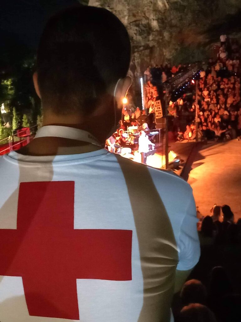 Ο Ερυθρός Σταυρός Λιβαδειάς υποστήριξε συναυλία του Γιάννη Πάριου                               2 768x1024