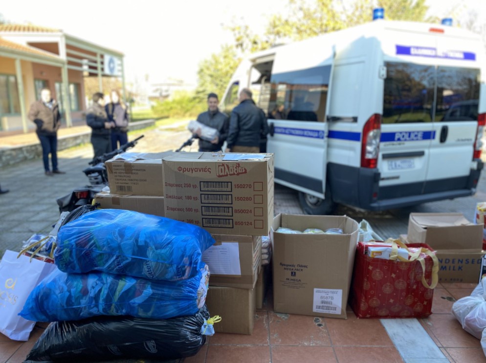 Η Δ/νση Αστυνομίας Τρικάλων προσέφερε προϊόντα στο κοινωνικό παντοπωλείο της πόλης 0892