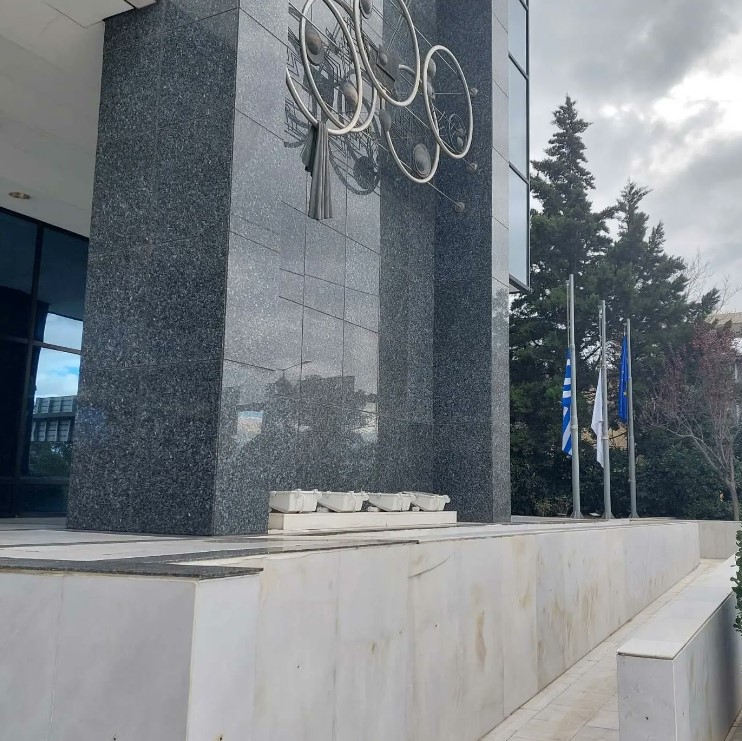 Μεσίστιες οι σημαίες της Ελληνικής Ολυμπιακής Επιτροπής                                                                                                          2