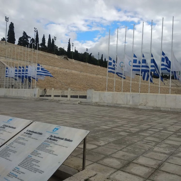 Μεσίστιες οι σημαίες της Ελληνικής Ολυμπιακής Επιτροπής