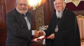 Ο Οικουμενικός Πατριάρχης προσέφερε στην Εφορεία του Νοσοκομείου Βαλουκλή τις δωρεές για την αποκατάσταση του πυρόπληκτου ιστορικού Γηροκομείου της Ομογένειας                                                                                                                                                      275x150