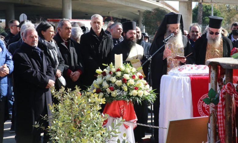 Ο Δήμος Πειραιά τίμησε τη μνήμη των 21 θυμάτων της Θύρας 7                                                                  21                                  7