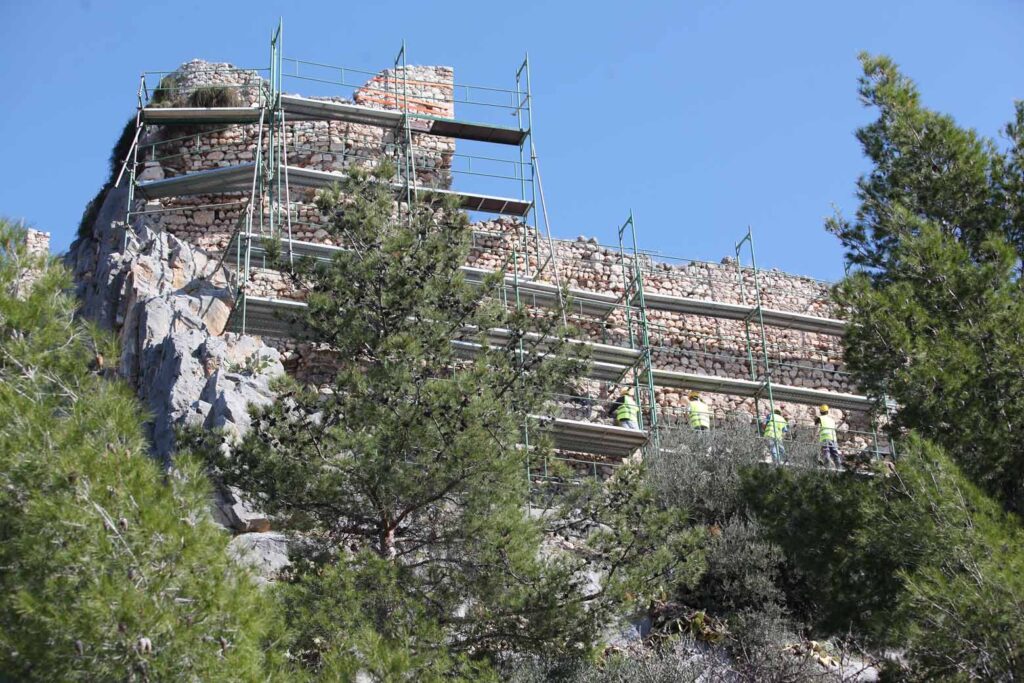 Προχωρούν οι εργασίες στερέωσης τειχών του Κάστρου Λαμίας                                                                                                             2 1 1024x683