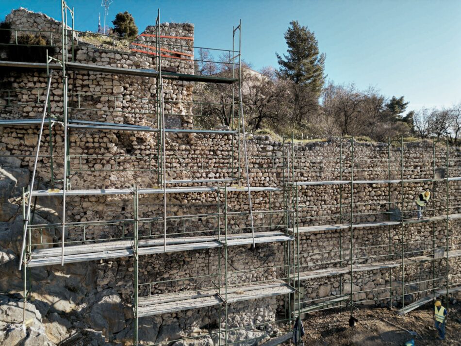Προχωρούν οι εργασίες στερέωσης τειχών του Κάστρου Λαμίας                                                                                                             950x713