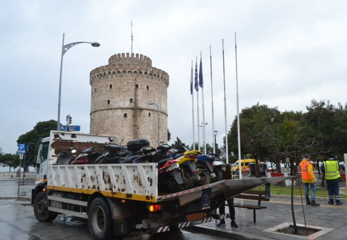 Ο Δήμος Θεσσαλονίκης απομακρύνει παρατημένα δίκυκλα από δρόμους και πεζοδρόμια