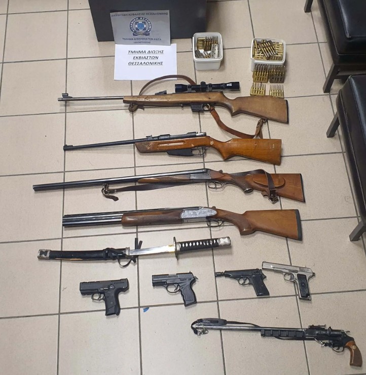 Πέλλα: Συλλήψεις εκβιαστών με πολεμικό οπλισμό στα σπίτια τους                                                                                                                    1