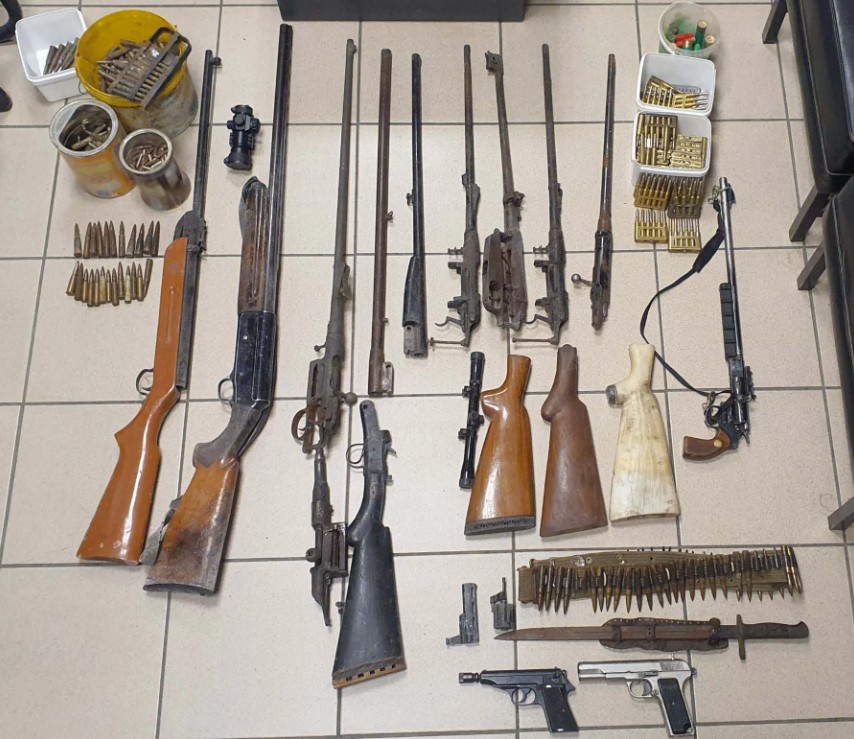 Πέλλα: Συλλήψεις εκβιαστών με πολεμικό οπλισμό στα σπίτια τους