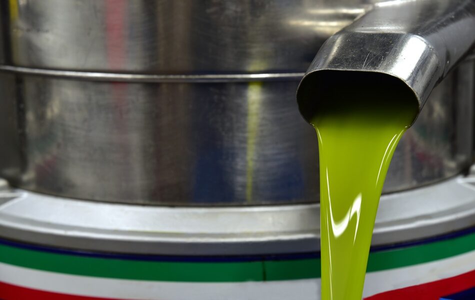 Αχαΐα: Εξιχνίαση κλοπής 8 τόνων ελαιολάδου olive oil 3803133 1280 950x600