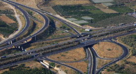 Παλιά γέφυρα του ΟΣΕ στον ανισόπεδο κόμβο Παραδεισίων θέτει σε κίνδυνο την κυκλοφορία οχημάτων στον αυτοκινητόδρομο από κάτω                                                          275x150