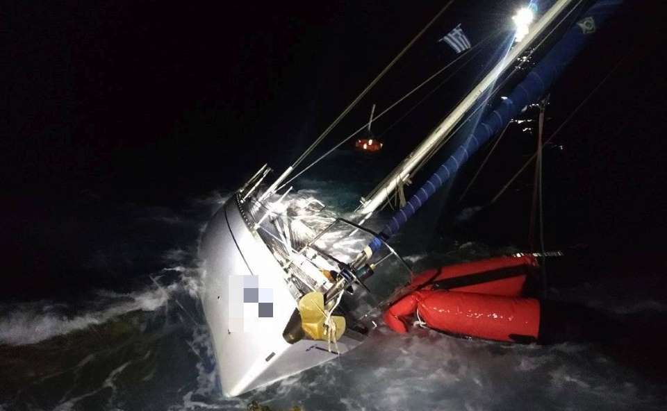 Εντοπισμός αλλοδαπών σε ημιβυθισμένο σκάφος στο Νέο Οίτυλο
