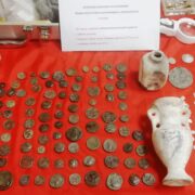 Συνελήφθη αρχαιοκάπηλος που προσπάθησε να στείλει στη Γερμανία πλήθος αρχαίων αντικειμένων                                                                                                                                                                            180x180