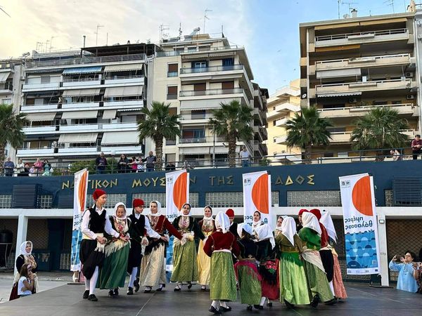 Ημέρες Θάλασσας στον Πειραιά με παραδοσιακούς χορούς