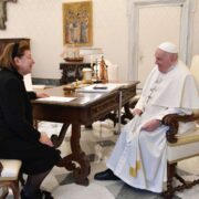 Συνάντηση του πάπα Φραγκίσκου με τη Λίνα Μενδώνη                                                                                           180x180