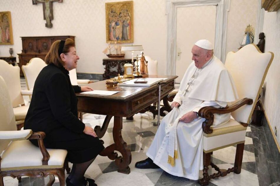 Συνάντηση του πάπα Φραγκίσκου με τη Λίνα Μενδώνη                                                                                           950x631