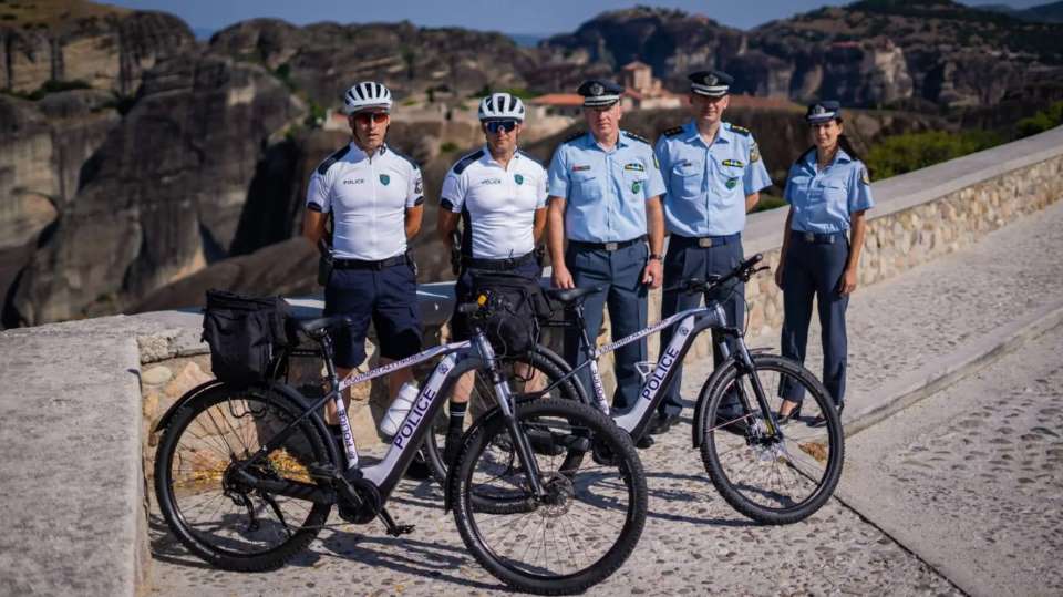 Αστυνομικοί του Α.Τ. Μετεώρων περιπολούν με ηλεκτρικά ποδήλατα