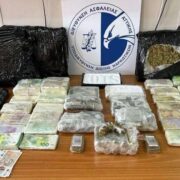 Αθήνα: Ντουλάπα σε σπίτι έκρυβε 8 κιλά κοκαΐνης και κάνναβης, όπλα και 649.000 ευρώ                                               8                                                                   649
