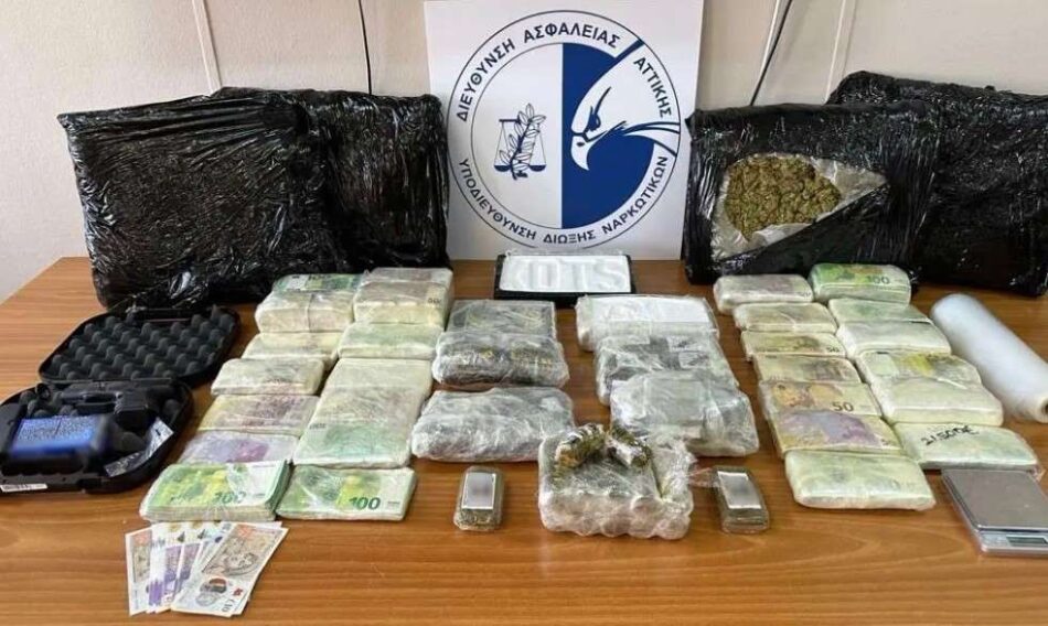 Αθήνα: Ντουλάπα σε σπίτι έκρυβε 8 κιλά κοκαΐνης και κάνναβης, όπλα και 649.000 ευρώ                                               8                                                                   649