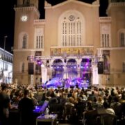 Πλήθος κόσμου στη μουσική εκδήλωση στο προαύλιο του Μητροπολιτικού Ναού Αθηνών                                                                                                                                                    180x180