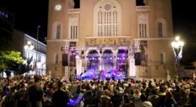 Πλήθος κόσμου στη μουσική εκδήλωση στο προαύλιο του Μητροπολιτικού Ναού Αθηνών                                                                                                                                                    275x150