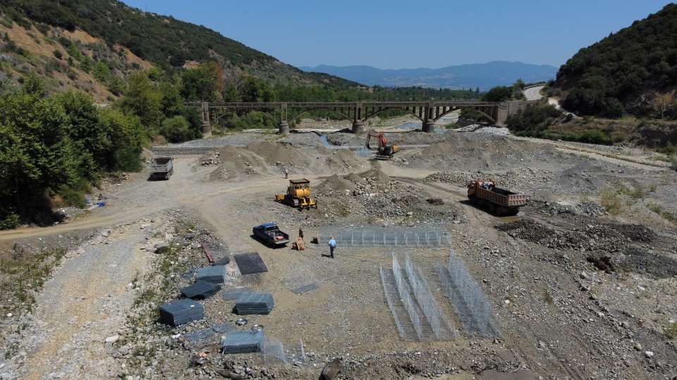 Φθιώτιδα: Ξεκίνησαν οι εργασίες για την προστασία της παλιάς γέφυρας Βίστριζας vistriza3
